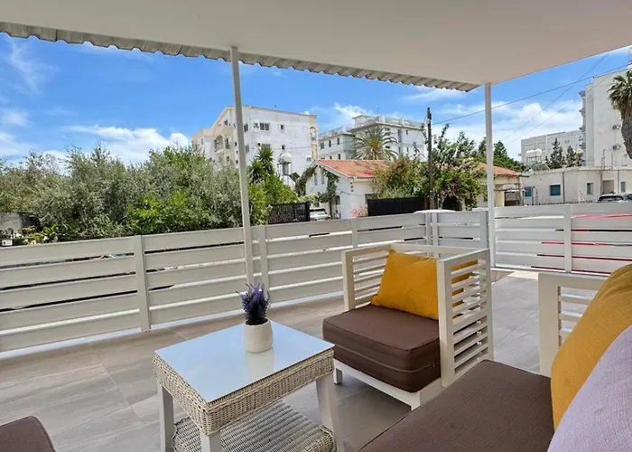 Makenzy Mermaid 2 Bedroom Apartment